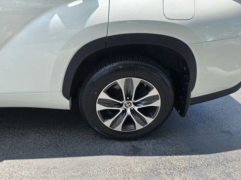 Used 2021 Toyota Highlander XLE AWD/4WD image 4