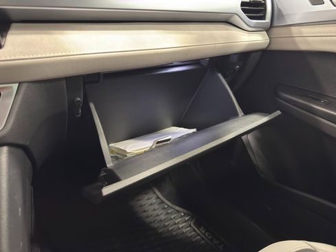 Used 2025 Volkswagen Taos SE image 14