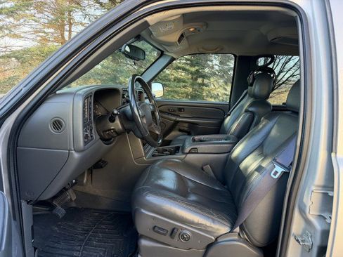 Used 2005 GMC Sierra 2500 SLT w/ Heavy-Duty Power Package image 9