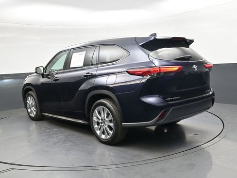Used 2023 Toyota Highlander Limited FWD image 5