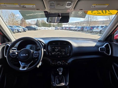 Certified 2025 Kia Soul LX w/ LX Technology Package image 18