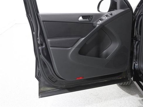 Used 2017 Volkswagen Tiguan S image 4