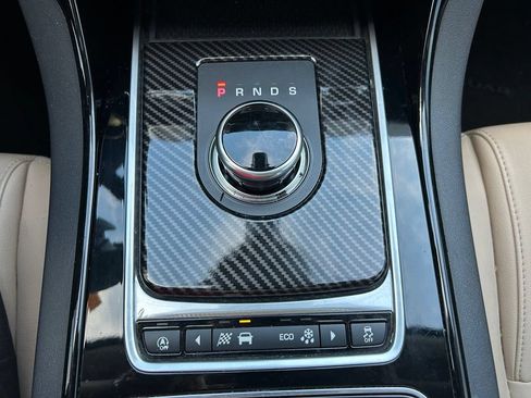Used 2018 Jaguar XE RWD image 27