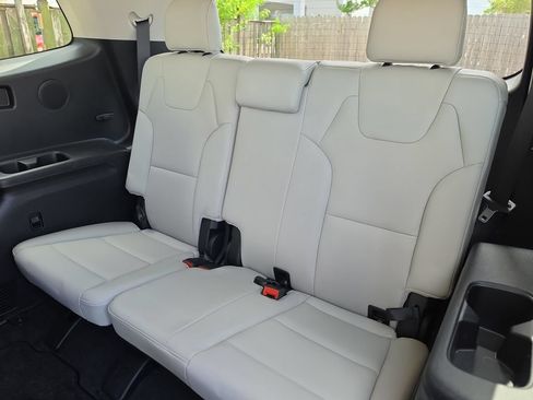 Used 2024 Kia Telluride SX w/ Towing Package FWD image 14