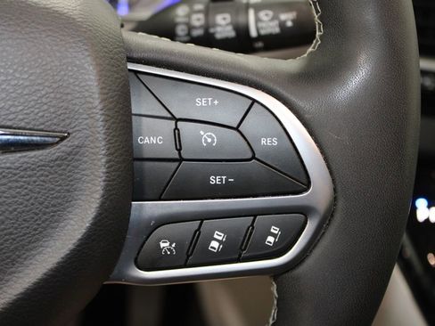 Used 2024 Chrysler Pacifica Touring-L image 23