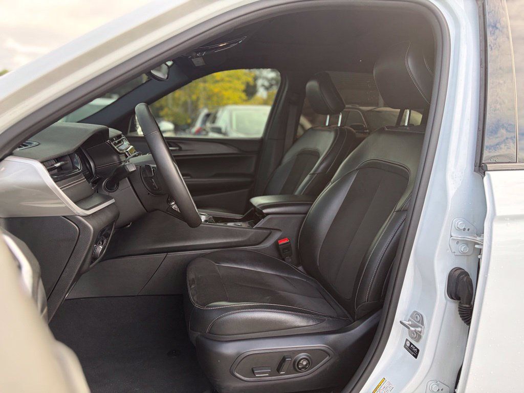 Used 2023 Jeep Grand Cherokee L Laredo AWD/4WD image 24