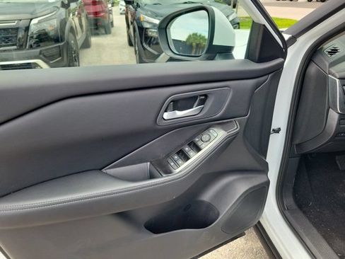 Certified 2026 Nissan Rogue SV FWD image 18