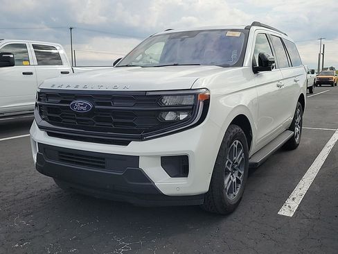 Used 2025 Ford Expedition Active AWD/4WD image 4
