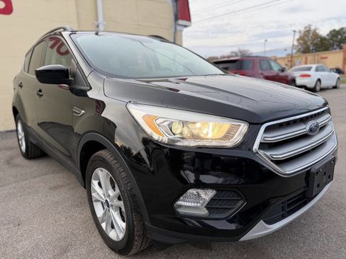Used 2017 Ford Escape SE w/ Equipment Group 201A image 3