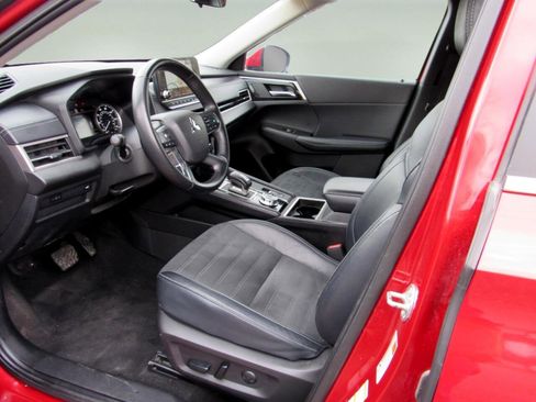 Used 2024 Mitsubishi Outlander AWD image 13