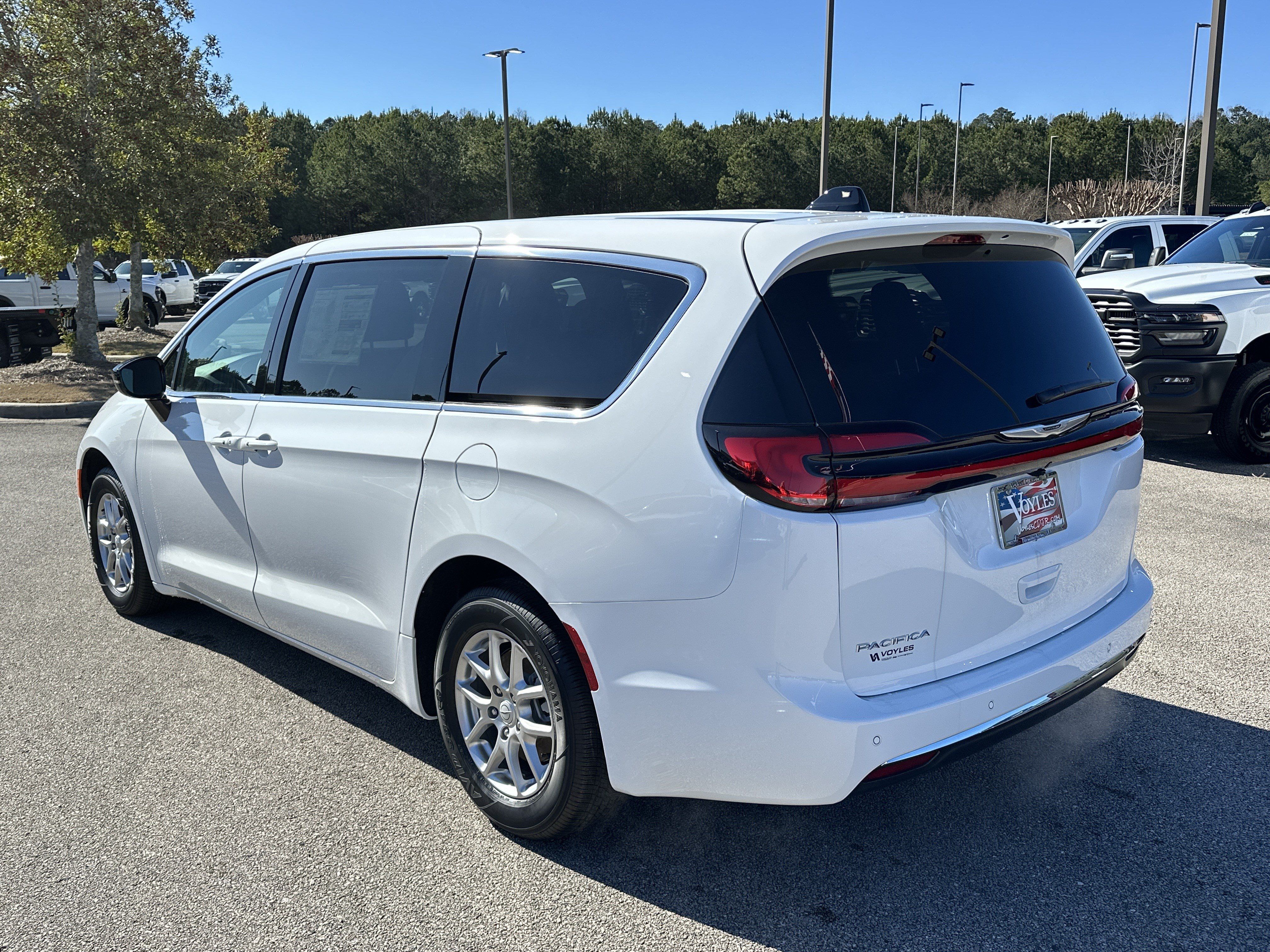 New 2026 Chrysler Pacifica Select FWD image 5