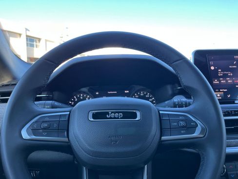 Used 2025 Jeep Compass Latitude image 28