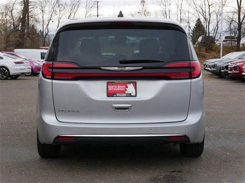 Used 2024 Chrysler Pacifica Touring-L image 6