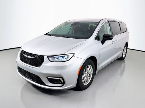 Used 2024 Chrysler Pacifica Touring-L FWD image 3