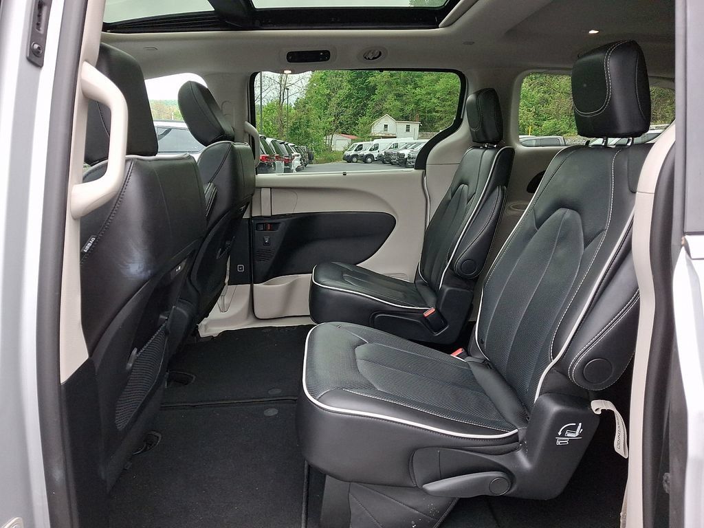 Used 2024 Chrysler Pacifica Limited FWD image 14