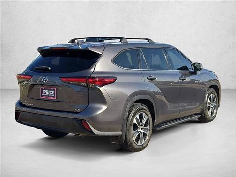 Used 2021 Toyota Highlander XLE FWD image 5