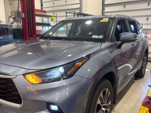 Used 2023 Toyota Highlander XLE image 3