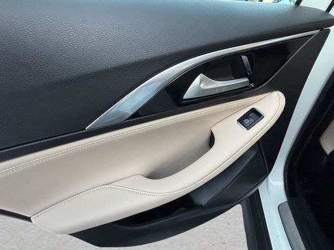 Used 2018 INFINITI QX30 Premium w/ Navigation Package image 19