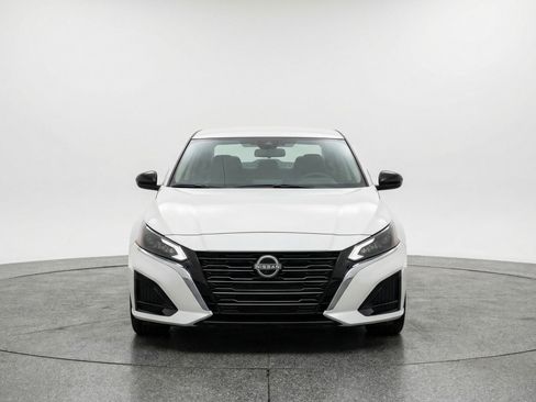 Used 2025 Nissan Altima 2.5 SV FWD image 2