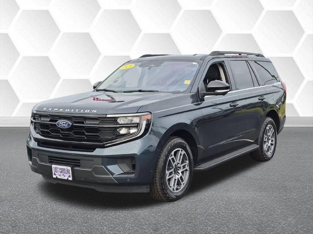 Used 2025 Ford Expedition Active AWD/4WD image 7