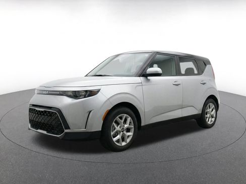 Used 2025 Kia Soul LX w/ LX Technology Package FWD image 3