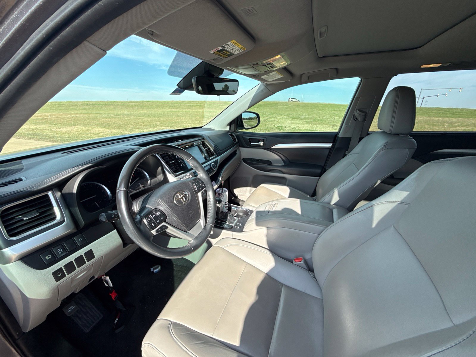 Used 2019 Toyota Highlander XLE FWD image 16