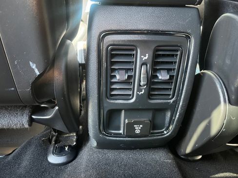 Used 2019 Jeep Grand Cherokee Altitude image 32