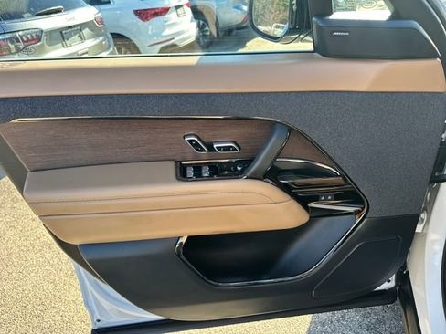 Used 2024 Land Rover Range Rover Sport SE image 12