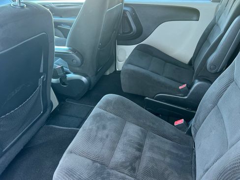 Used 2016 Dodge Grand Caravan SE FWD image 9