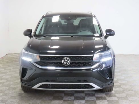 Used 2024 Volkswagen Taos SE FWD image 2