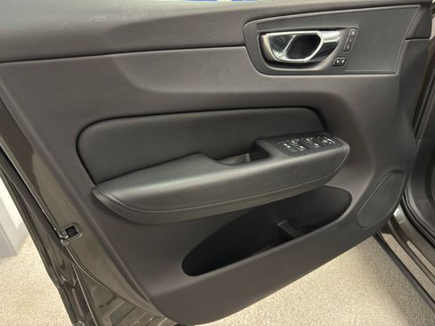 Used 2018 Volvo XC60 T5 Momentum w/ Convenience Package image 14