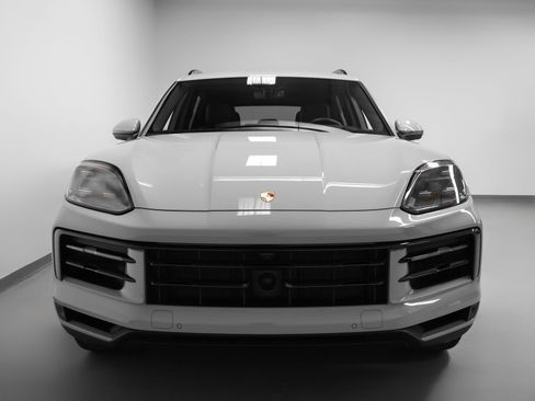 Certified 2025 Porsche Cayenne AWD/4WD image 8