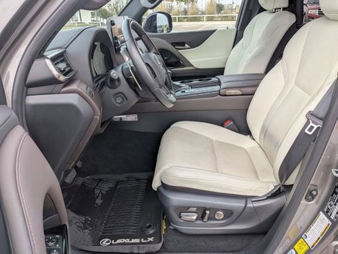 Used 2023 Lexus LX 600 4WD w/ Luxury Package image 16