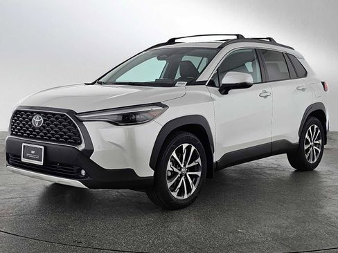 Used 2023 Toyota Corolla Cross XLE image 7