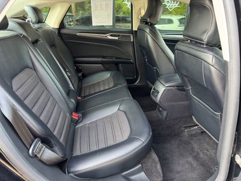 Used 2017 Ford Fusion SE w/ Equipment Group 201A FWD image 18