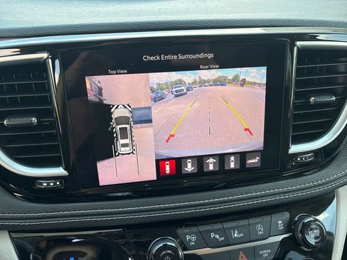 Used 2022 Chrysler Pacifica Limited FWD image 17