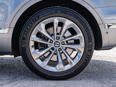 Used 2017 Bentley Bentayga image 11