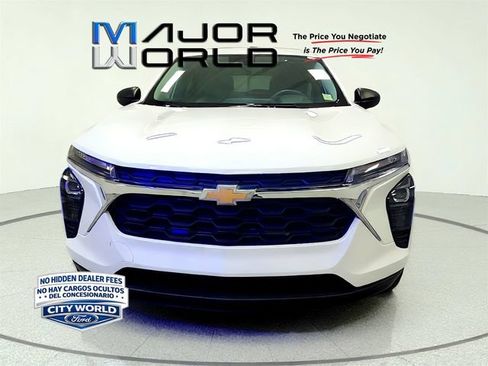 Used 2025 Chevrolet Trax LS FWD image 3