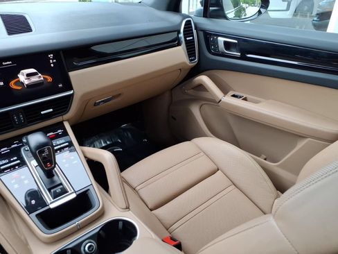 Used 2022 Porsche Cayenne AWD/4WD image 22