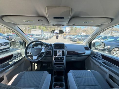 Used 2010 Chrysler Town & Country Touring image 17