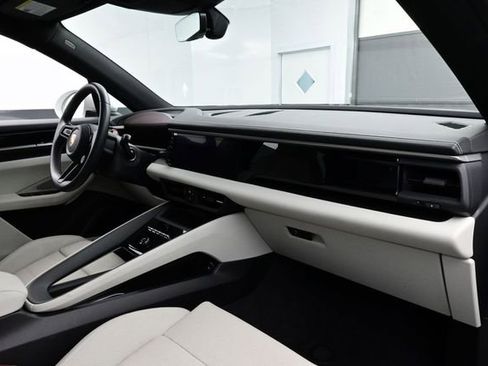 Certified 2025 Porsche Macan Electric RWD image 18