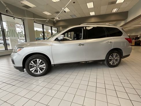 Used 2019 Nissan Pathfinder SL image 3