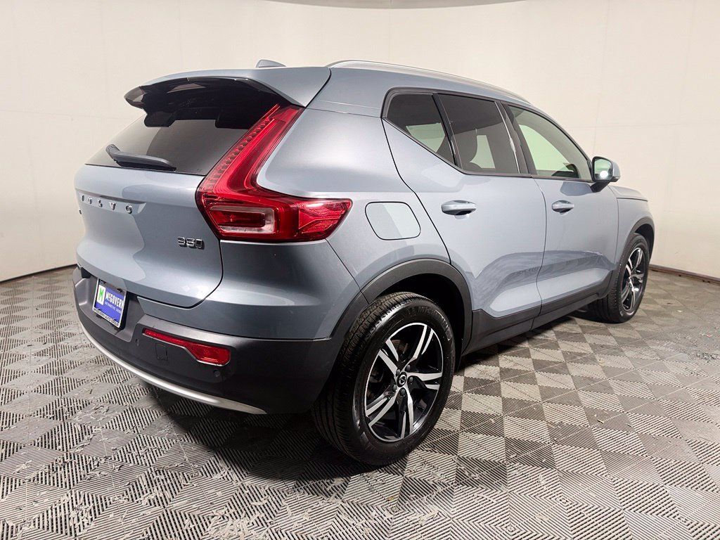 Used 2023 Volvo XC40 B5 Core w/ Convenience Package AWD/4WD image 7