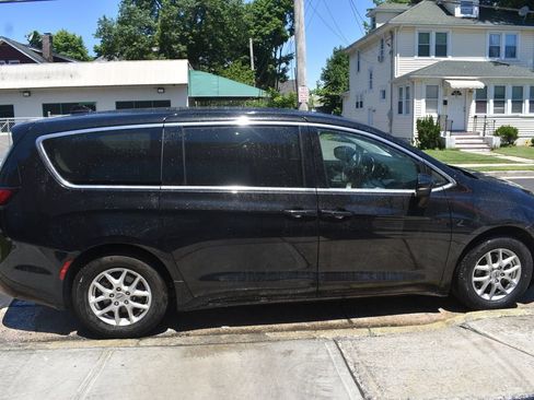 Used 2024 Chrysler Pacifica Touring-L FWD image 5