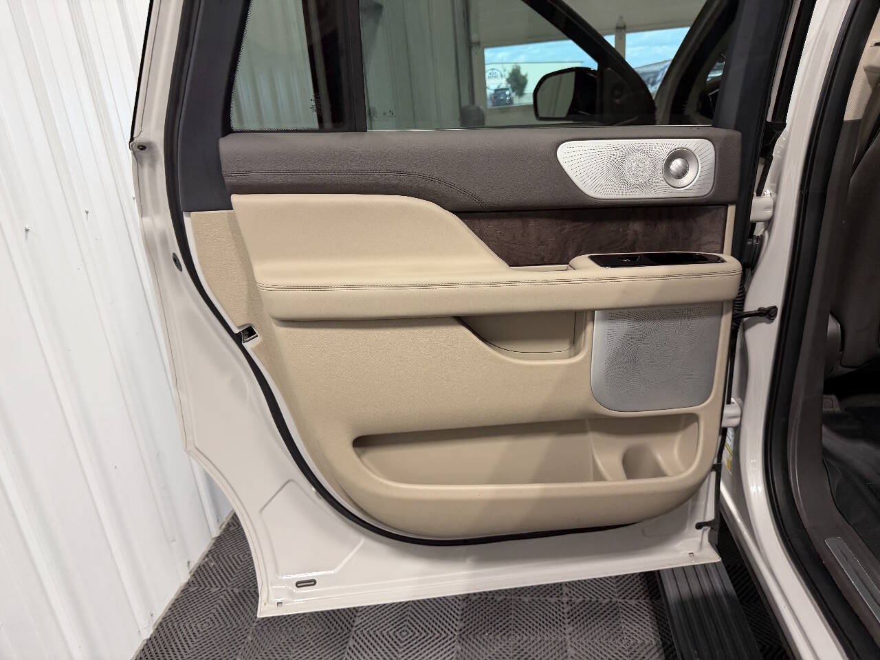 Used 2022 Lincoln Navigator L Reserve AWD/4WD image 38