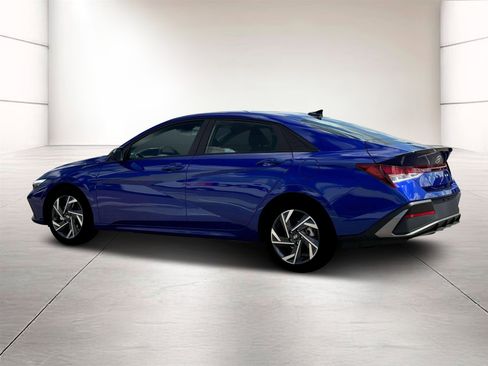 Used 2025 Hyundai Elantra Sport FWD image 4