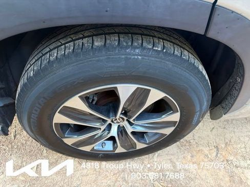 Used 2020 Toyota Highlander XLE FWD image 12