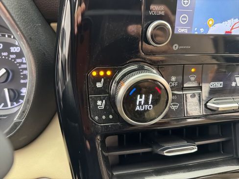 Used 2021 Toyota Highlander Limited image 18