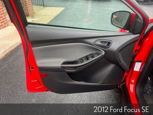 Used 2012 Ford Focus SE w/ SE Winter Pkg image 16