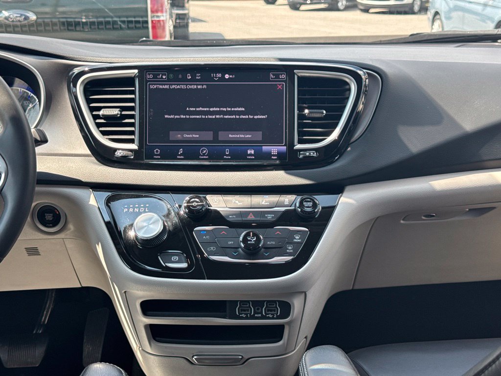 Used 2023 Chrysler Pacifica Touring-L FWD image 19